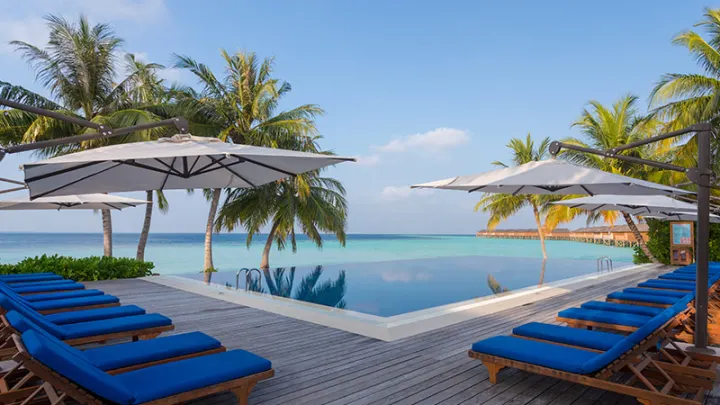 Vilamendhoo Island Resort & Spa, Мальдивы — бассейн Vilamendhoo Island Resort & Spa — большой инфинити бассейн рядом с пляжем