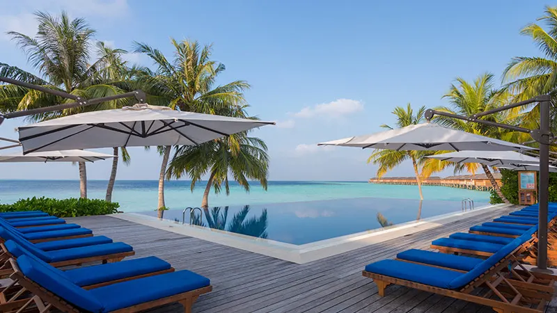 Vilamendhoo Island Resort & Spa — большой инфинити бассейн рядом с пляжем
