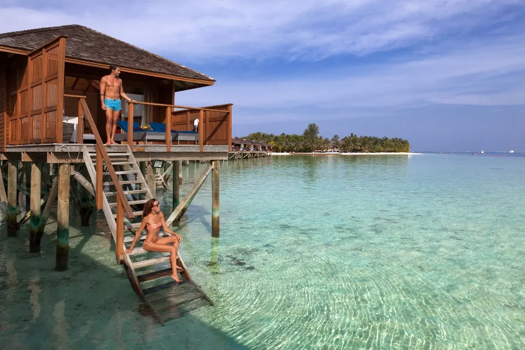 Vilamendhoo Island Resort & Spa — водная вилла на сваях в бирюзовой лагуне