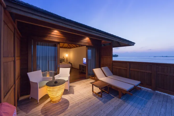 Vilamendhoo Island Resort & Spa, Мальдивы — вилла на воде Vilamendhoo Island Resort & Spa — просторная деревянная терраса водной виллы с джакузи