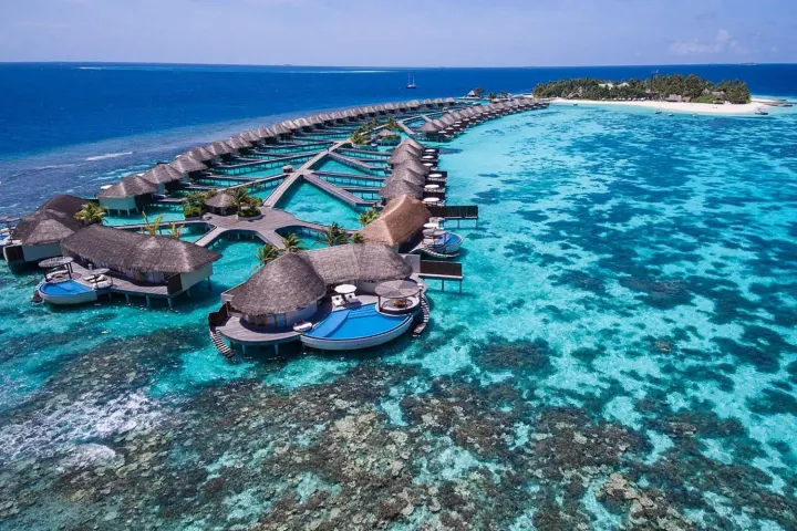 W Maldives — водные виллы и коралловый риф