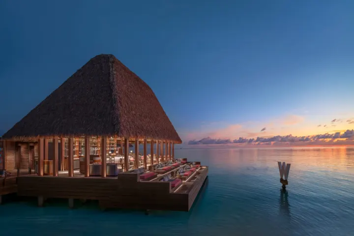 W Maldives — бар над водой на закате