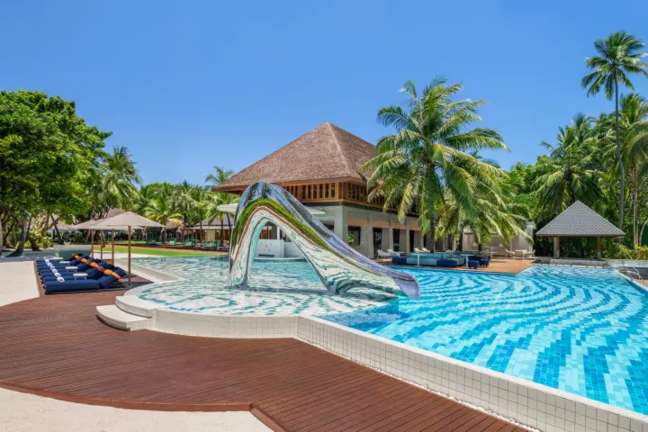 W Maldives — главный бассейн с серебристой горкой