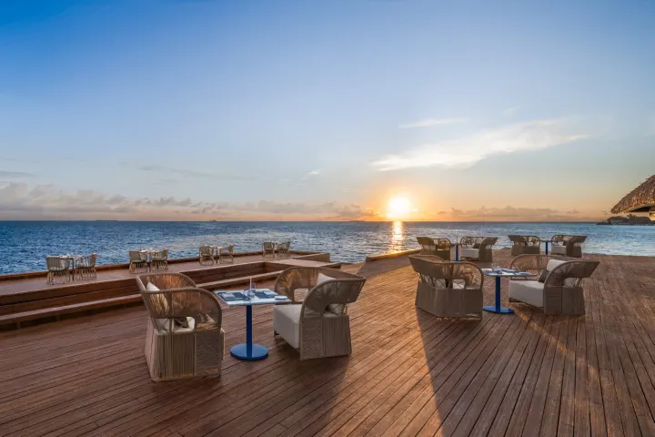 W Maldives — ресторан на открытой террасе