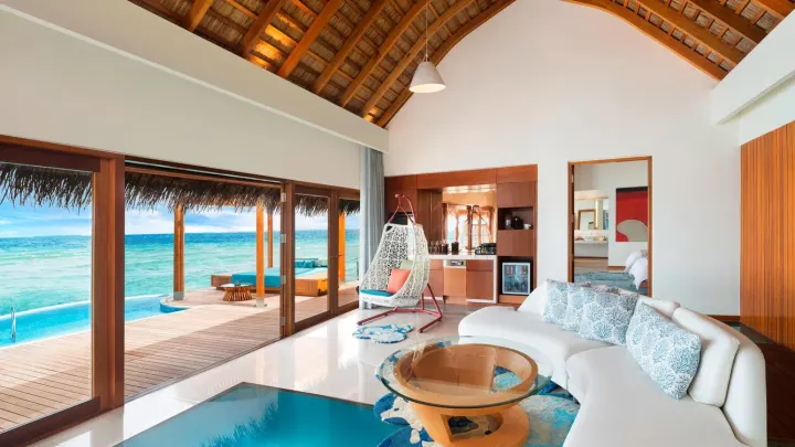 W Maldives — светлая спальня с видом на океан