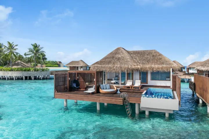 W Maldives — водная вилла с бассейном и террасой