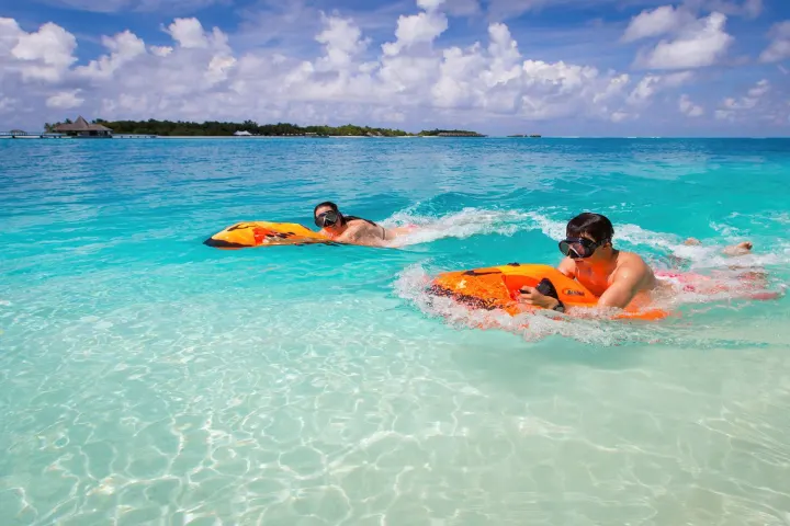 Waldorf Astoria Maldives Ithaafushi, Мальдивы — развлечения Waldorf Astoria Maldives Ithaafushi — гости катаются на сибобах