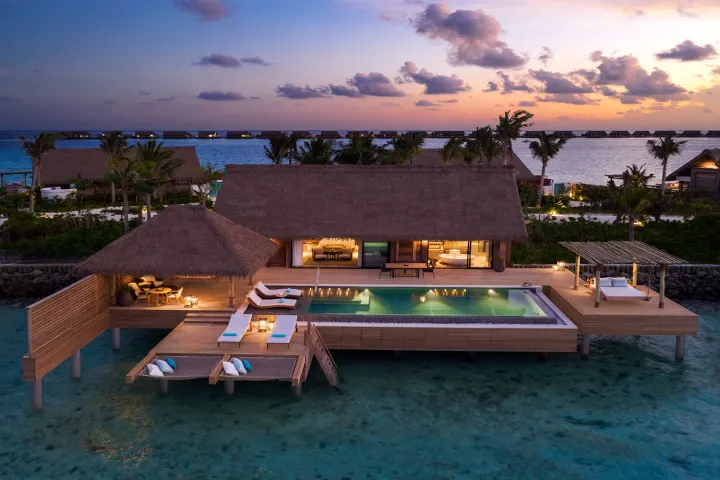 Waldorf Astoria Maldives Ithaafushi — панорамный вид на водные виллы