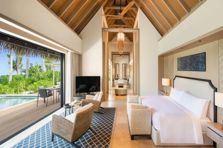 Waldorf Astoria Maldives Ithaafushi, Мальдивы — интерьер виллы Waldorf Astoria Maldives Ithaafushi — светлая спальня с высокими потолками