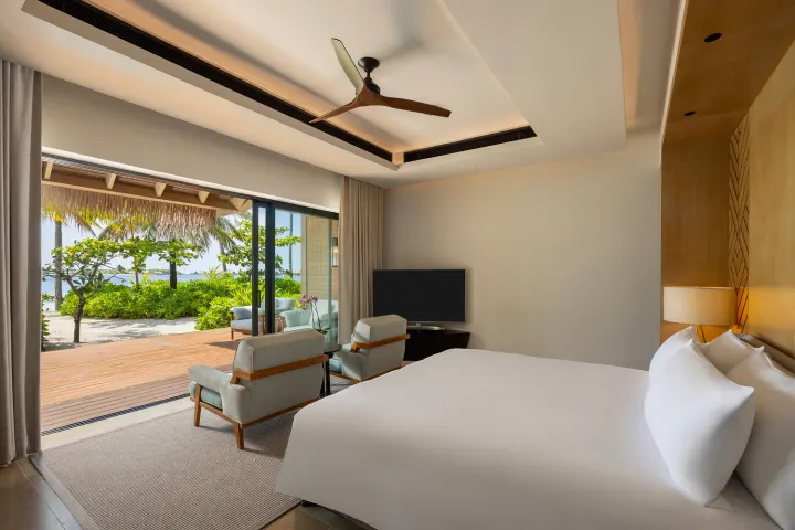 Waldorf Astoria Maldives Ithaafushi, Мальдивы — интерьер виллы Waldorf Astoria Maldives Ithaafushi — спальня с выходом на террасу