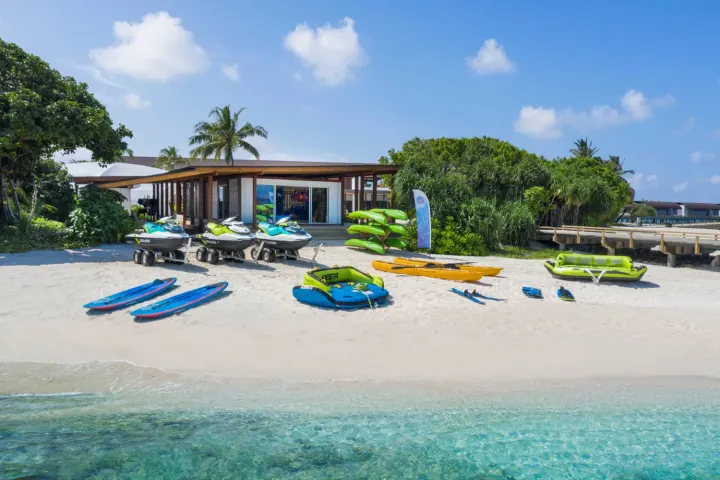 Westin Maldives Miriandhoo Resort, Мальдивы — развлечения Westin Maldives Miriandhoo Resort — центр водных видов спорта на пляже