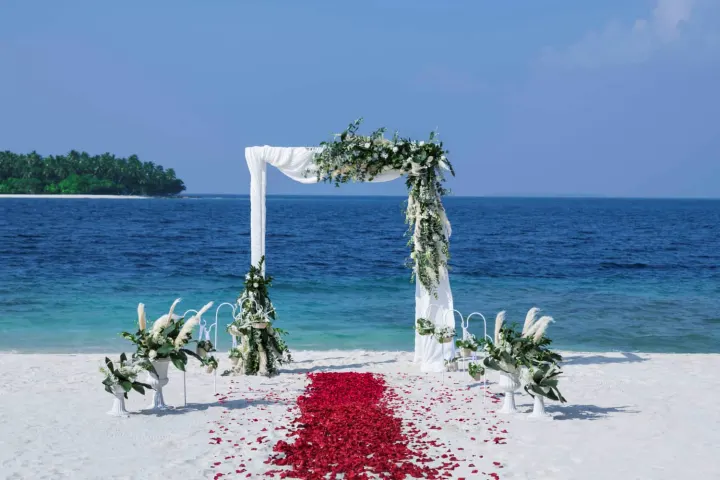 Westin Maldives Miriandhoo Resort, Мальдивы — развлечения Westin Maldives Miriandhoo Resort — свадебная арка на берегу океана