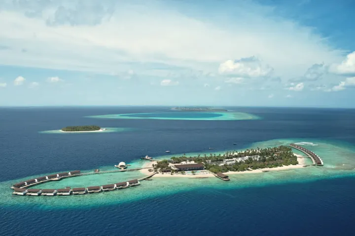 Westin Maldives Miriandhoo Resort — общий вид на зеленый остров и лагуну