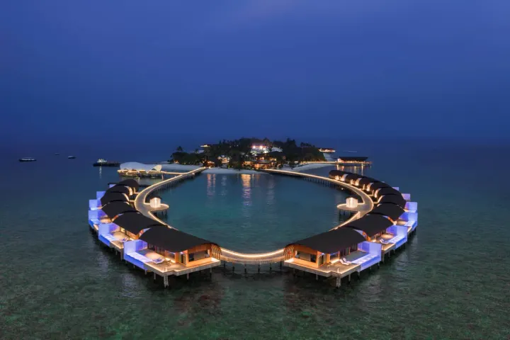 Westin Maldives Miriandhoo Resort, Мальдивы — вид сверху Westin Maldives Miriandhoo Resort — вечерний вид на подсвеченные водные виллы