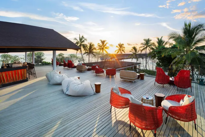 Westin Maldives Miriandhoo Resort, Мальдивы — бар Westin Maldives Miriandhoo Resort — открытая терраса бара на закате