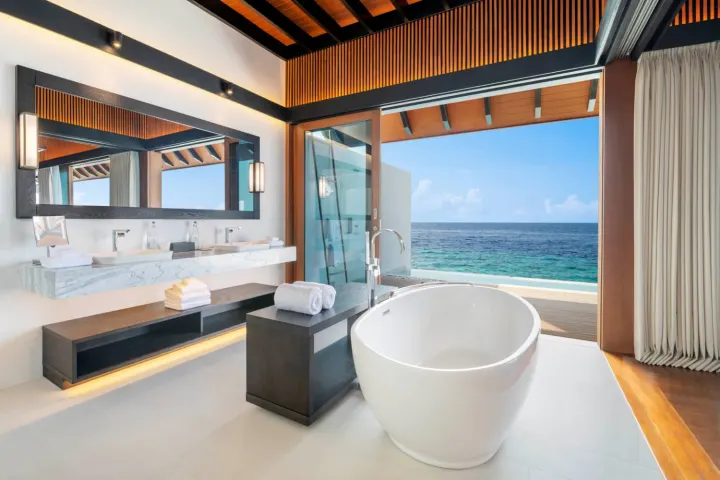 Westin Maldives Miriandhoo Resort, Мальдивы — ванная Westin Maldives Miriandhoo Resort — ванная комната с панорамными окнами
