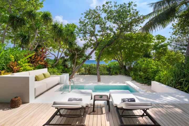 Westin Maldives Miriandhoo Resort, Мальдивы — вилла на пляже Westin Maldives Miriandhoo Resort — терраса пляжной виллы с личным бассейном