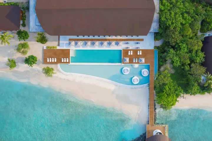 Westin Maldives Miriandhoo Resort, Мальдивы — бассейн Westin Maldives Miriandhoo Resort — бассейн с видом на пляж и океан