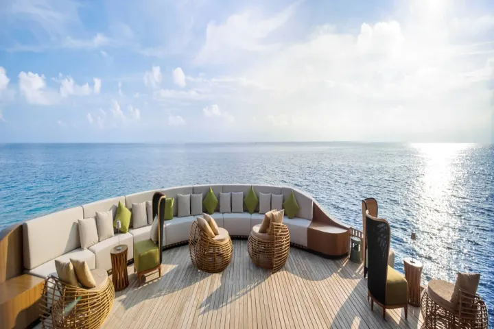 Westin Maldives Miriandhoo Resort, Мальдивы — ресторан Westin Maldives Miriandhoo Resort — открытая терраса ресторана над океаном