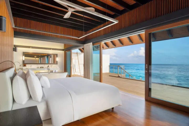 Westin Maldives Miriandhoo Resort, Мальдивы — интерьер виллы Westin Maldives Miriandhoo Resort — светлая спальня с видом на океан