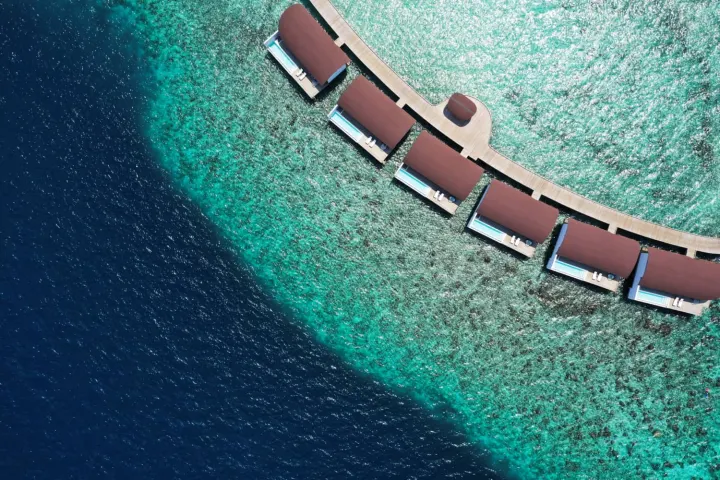 Westin Maldives Miriandhoo Resort, Мальдивы — вилла на воде Westin Maldives Miriandhoo Resort — водные виллы выстроены полукругом