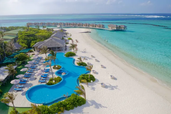 You & Me by Cocoon Maldives — вид сверху на зеленый остров с большим бассейном и пляжем